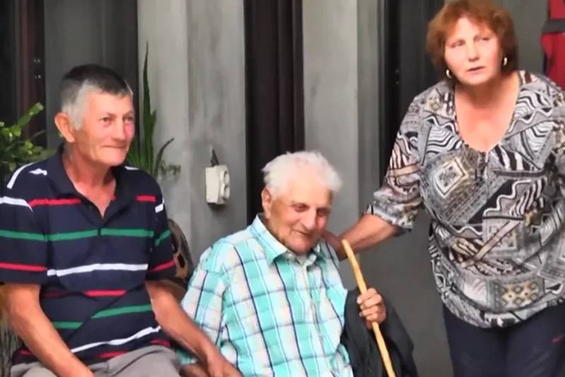 30 Yıl Sonra Aynı Kıyafetlerle Evine Geri Döndü! 2