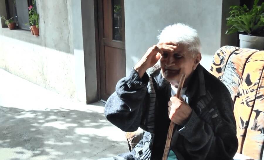 30 Yıl Sonra Aynı Kıyafetlerle Evine Geri Döndü! 1