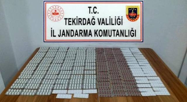 Otomobilde uyuşturucu hapla yakalanan 2 kişi gözaltında