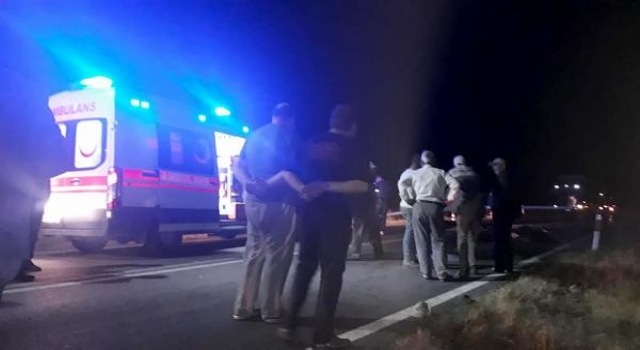 Kazada yaralananlara yardıma giden 2 kişi, araç çarpmasıyla öldü