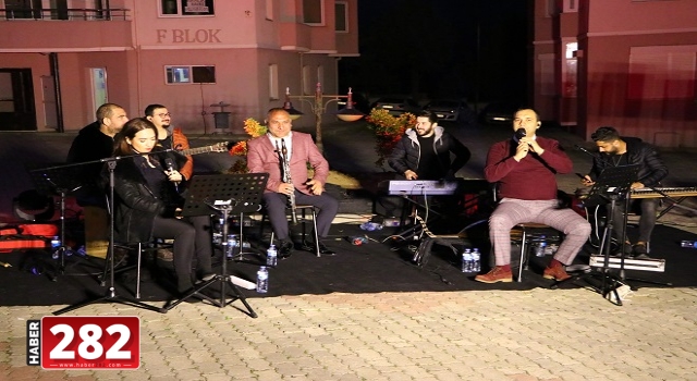 Tekirdağ'da müzisyen çiftten site sakinlerine moral konseri