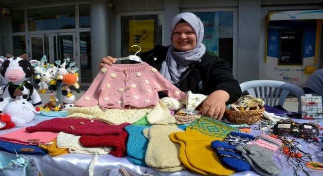 Letonyalı Liene, çetik örmeyi öğrenip satışa başladı