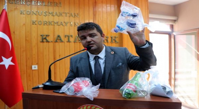 Saros’daki çöp sorununa, yanında getirdiği çöplerle dikkat çekti