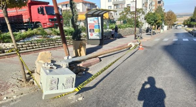 TIR dorsesinin çarptığı KGYS direği yola devrildi