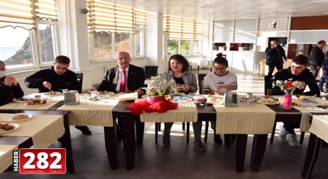 BAŞKAN KADİR ALBAYRAK BÜYÜKŞEHİR BELEDİYESİNCE AĞIRLANAN ÖĞRENCİLERLE KAHVALTIDA BİR ARAYA GELDİ