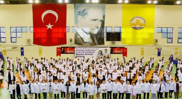 Tıp öğrencileri beyaz önlüklerini giydi