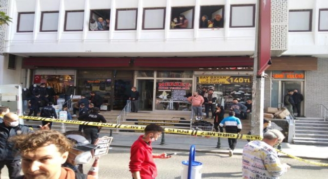 Konfeksiyoncuyu iş yerinde öldürdü, çevredekiler yakalayıp polise teslim etti