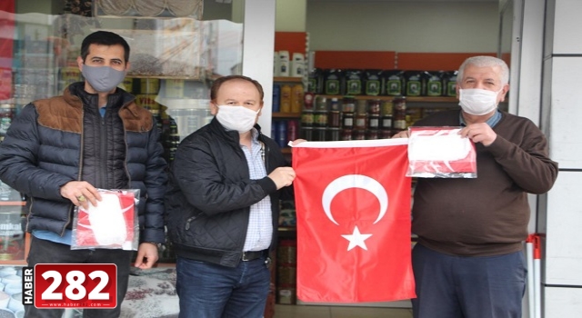 Çorlu Bakkallar Odası esnafa bayrak ve maske dağıttı