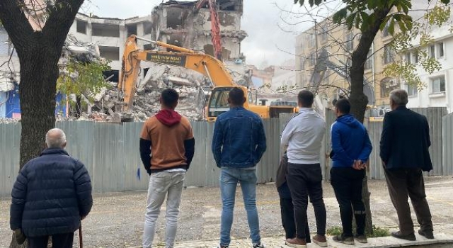 Tehlikeye aldırış etmeden binanın yıkımını izlediler