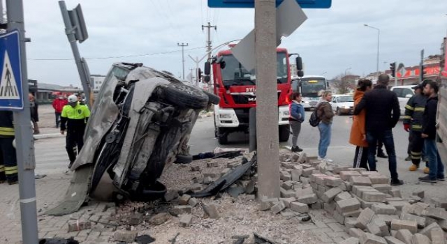 Otomobile çarpıp kaçarken, bu kez kavşakta kamyonete çarparak takla attı: 2 yaralı