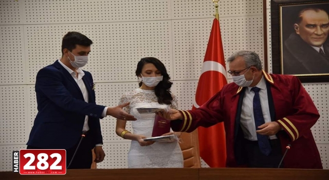 Keşan'da maskeyle kıyılan nikahla dünya evine girdiler