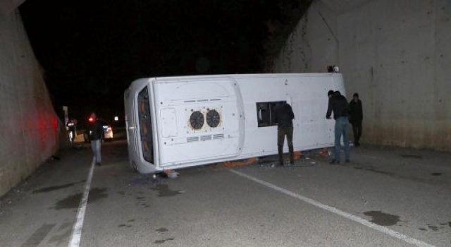 Otomobilin çaptığı askeri personel taşıyan servis midibüsü devrildi: 14 yaralı