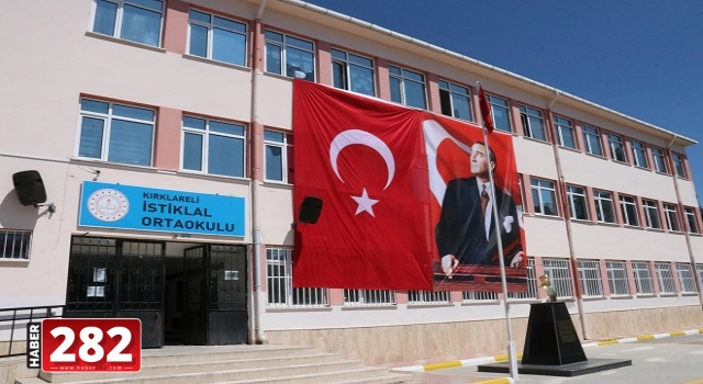 23 Nisan, okul binalarından yükselen marşlarla kutlandı