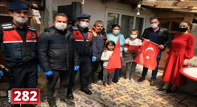 Vefa Sosyal Destek Grubu'ndan Rukiye nineye doğum günü sürprizi