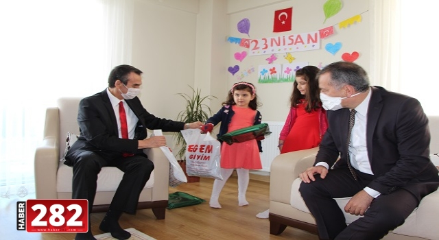 23 Nisan'da şehidin çocuklarının bayramını kutladılar