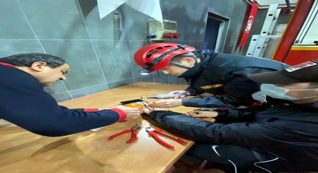 Parmağında sıkışan yüzüğü itfaiye çıkardı