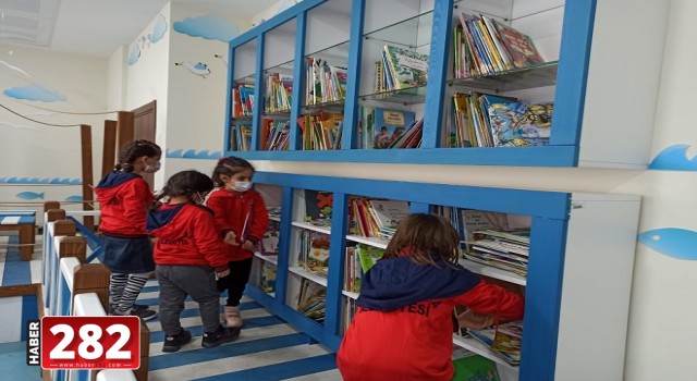 Akademili minikler kütüphane seferine çıktı