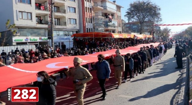 Edirne'de kurtuluş günü kutlaması; 100 metrelik Türk bayrağı taşıdılar