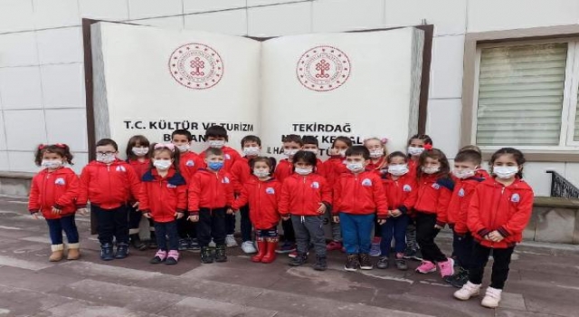 Akademili minikler kütüphane seferine çıktı
