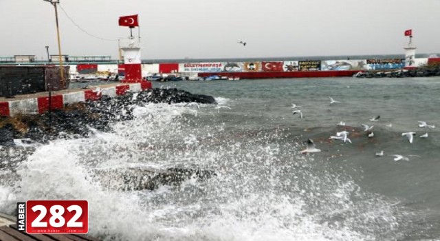 Tekirdağ'da fırtına nedeniyle feribot seferleri iptal edildi