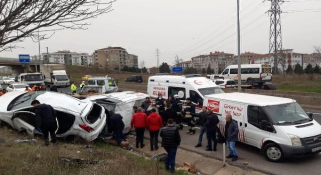 Otomobille polisten kaçan uyuşturucu şüphelisi kaza yaptı; 3 yaralı