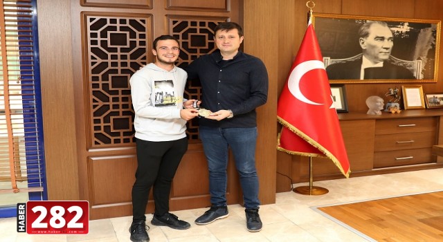 ŞAMPİYON BİSİKLETÇİDEN BAŞKANIMIZ AKAY’A TEŞEKKÜR ZİYARETİ