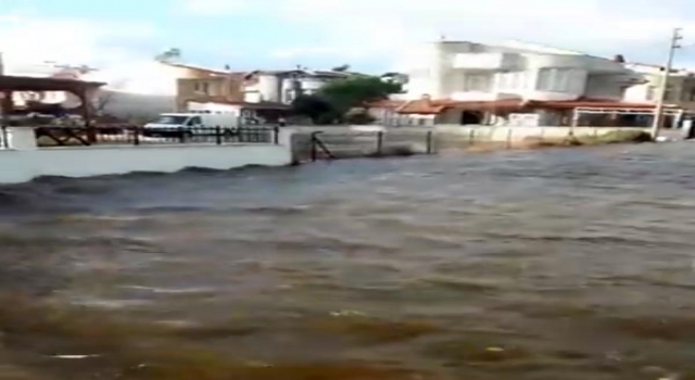 Enez’de deniz taştı; iş yerleri ve yolları su bastı