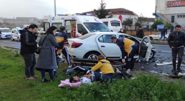 Otomobil, aynı yöne giden yolcu midibüsüne çarptı: 5 yaralı