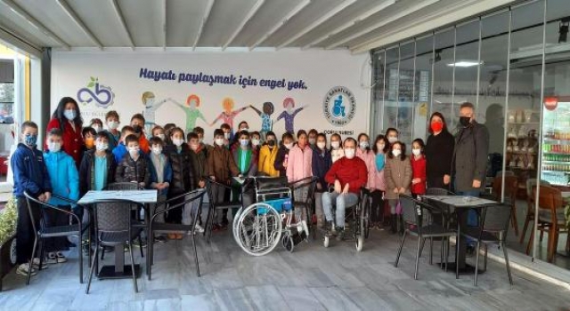İlkokullu miniklerden, engelliler derneğine tekerlekli sandalye bağışı