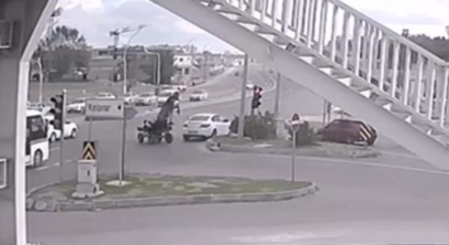 Şaha kalkan at, otomobil çarpmasından son anda kurtuldu