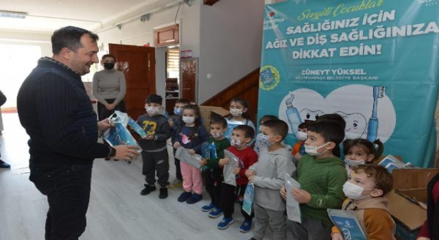 Başkan Yüksel, minik öğrencilere diş bakım seti hediye etti