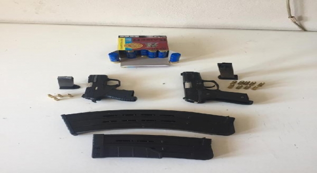 İş yerinde ruhsatsız 2 tabanca ele geçti: 2 gözaltı