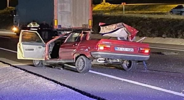 Otomobil, TIR’a arkadan çarptı: 1’i ağır 2 yaralı