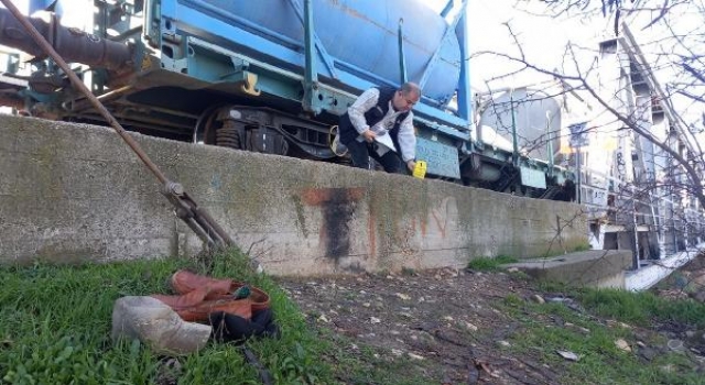 Rayda yürürken yük treni çarptı; 2 makinist gözaltında