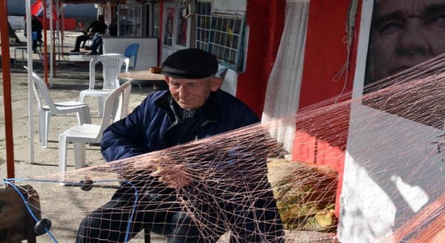 70 yıldır balık ağı örüyor