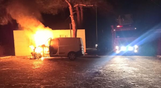 Keşan’da park halindeki hafif ticari araç yandı