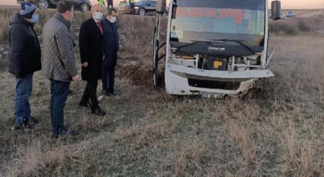 Edirne’de memurların servis midibüsü, tarlaya devrildi: 8 yaralı