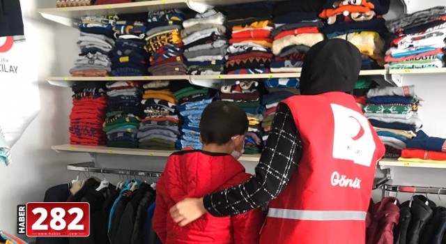 SOĞUK HAVALARDA KIZILAY AİLELERİ YALNIZ BIRAKMIYOR!
