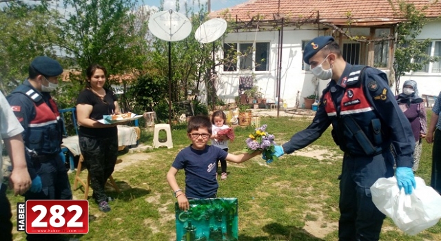 Malkara jandarması çocukları sevindirdi