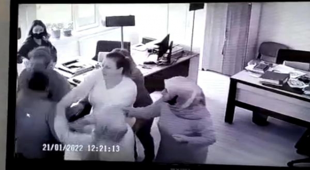 Görevli memura kafa atıp, hastanelik etti