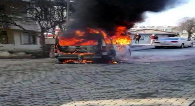 Seyir halindeki hafif ticari araç, alev alev yandı