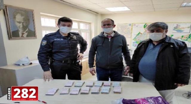Parkta bulduğu 135 bin lirayı polise teslim ettiParkta bulduğu 135 bin lirayı polise teslim etti