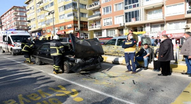 Yayalara yol vermek için duran otomobile arkadan gelen araç çarptı: 2 yaralı