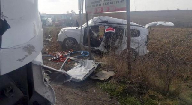TIR ile çarpışan hafif ticari araçtaki çocuk öldü, 3 kişi yaralandı