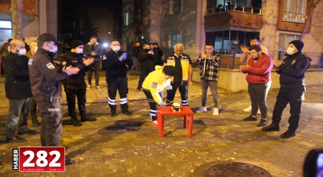 Kavga ihbarına giden polis ve sağlık ekibine pasta sürprizi
