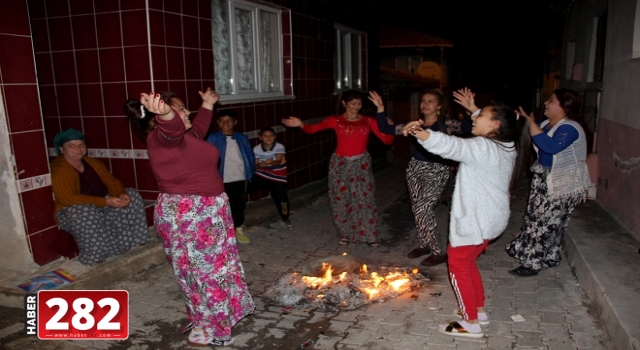 Romanlar Kakava'yı evlerinin önünde kutladı