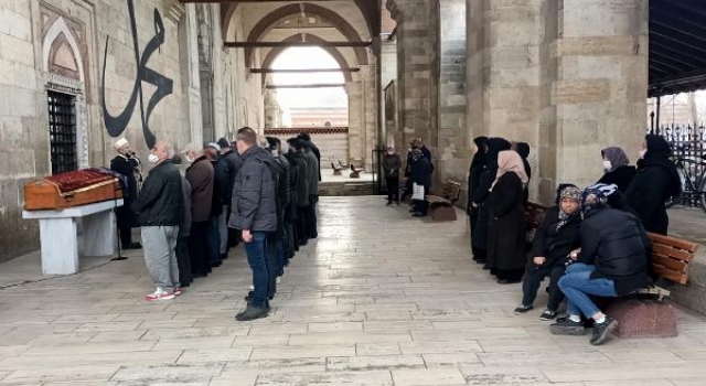 İstanbul’da otelin 7’nci katından düşen Ebru, Edirne’de toprağa verildi