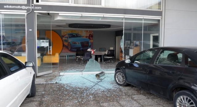 Lüleburgaz’da oto galeri kurşunlandı