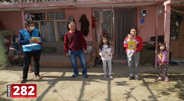 Evden çıkamayan çocuklara muhtardan kitap desteği