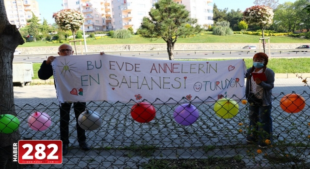 Tekirdağ'da sağlık çalışanından annesine pankartlı, müzikli kutlama